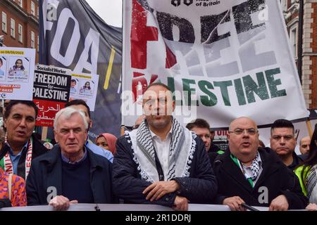 London, Großbritannien. 13. Mai 2023 Husam Zomlot, palästinensischer Botschafter im Vereinigten Königreich, und John McDonnell, Abgeordneter der Labour-Partei, nehmen am marsch Teil. Im Zentrum Londons marschierten Menschenmassen, um Palästina zu unterstützen und dem 75. Jahrestag der Nakba zu gedenken, der Zerstörung der palästinensischen Gesellschaft, bei der über 750.000 Palästinenser vertrieben und Hunderte von Städten und Dörfern zerstört wurden. Kredit: Vuk Valcic/Alamy Live News Stockfoto