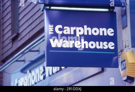 Beschilderung vor einer Filiale der Carphone Warehouse-Kette in Ashford in Kent, England, am 1. Juli 2005. Das Kommunikationsgeschäft wurde 1989 gegründet. Stockfoto