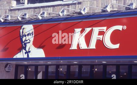 Beschilderung vor einer Filiale der Kentuck Fried Chicken Kette in Ashford in Kent, England, am 1. Juli 2005. Die erste KFC-Franchise wurde 1952 in Utah (USA) eröffnet. Stockfoto