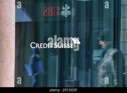 Frankfurt, Schweiz. 4. April 2023. Passanten sind im Fenster eines Gebäudes der Credit Suisse in Genf, Schweiz, am 4. April 2023 zu sehen. Kredit: Lian Yi/Xinhua/Alamy Live News Stockfoto