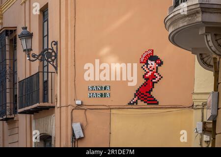 Santa Maria Street (Calle Santa Maria) mit Pixel-Flamenco-Tänzerkunst von Invader - Malaga, Andalusien, Spanien Stockfoto