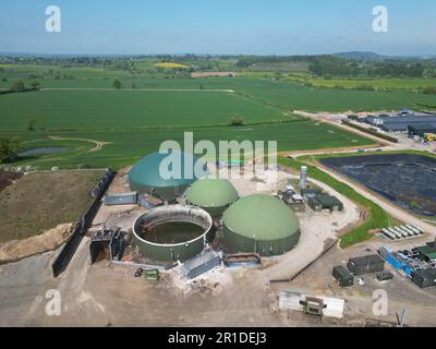 Luftaufnahme von anaeroben Gärtanks auf einem Bauernhof in Herefordshire England im Mai 2023 Stockfoto