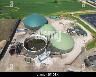 Luftaufnahme von anaeroben Gärtanks auf einem Bauernhof in Herefordshire England im Mai 2023 Stockfoto