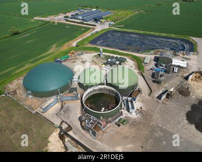 Luftaufnahme von anaeroben Gärtanks auf einem Bauernhof in Herefordshire England im Mai 2023 Stockfoto