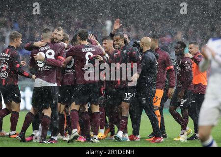 Salerno, Italien. 13. Mai 2023. Die Spieler aus Salernitana feiern am Ende der Serie Ein Fußballspiel zwischen US Salernitana und Atalanta BC im Arechi-Stadion in Salerno (Italien) am 13. Mai 2023. Kredit: Insidefoto di andrea staccioli/Alamy Live News Stockfoto