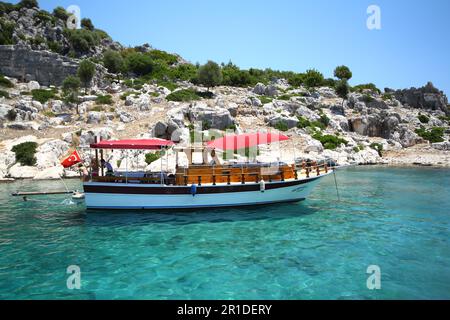 KAS, Antalya, Türkei: 02. Juli 2012: Boot der Touristen auf dem Mittelmeer nahe der Insel Kekova, Kas, Demre von Antalya. Stockfoto