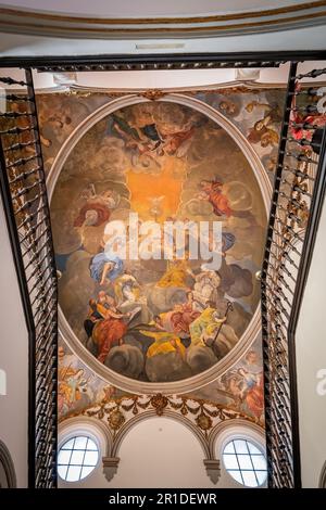 Bemalte Decke mit kaiserlichen Treppen im Bischofspalast (Bischofspalast) - Malaga, Andalusien, Spanien Stockfoto