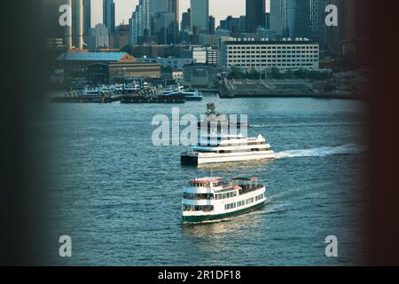 Blick auf Boote auf dem East River von der Williamsburg Bridge, Brooklyn, New York Stockfoto