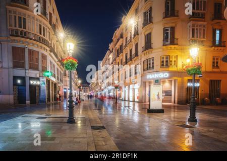 Calle Larios bei Nacht - berühmte Fußgängerzone und Einkaufsstraße - Malaga, Andalusien, Spanien Stockfoto