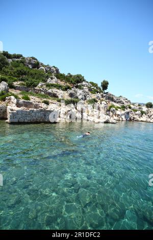 Kas, Antalya, Türkei. Juli 02,2012: Seascape von Kekova, eine antike lykische Region in Antalya, mit Blick auf Yachten, Segelboote und Menschen, die schwimmen Stockfoto