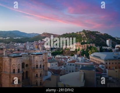 Blick auf Malaga mit Festung Alcazaba und Schloss Gibralfaro bei Sonnenuntergang - Malaga, Andalusien, Spanien Stockfoto