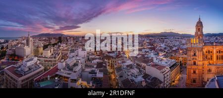 Panoramablick aus der Vogelperspektive mit der Kathedrale von Malaga bei Sonnenuntergang - Malaga, Andalusien, Spanien Stockfoto