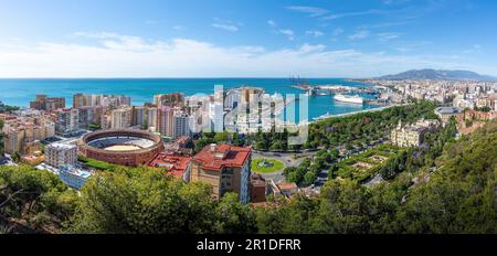 Panoramablick aus der Vogelperspektive auf Plaza de Toros, Hafen von Malaga und Rathaus - Malaga, Andalusien, Spanien Stockfoto