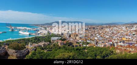 Panoramablick aus der Vogelperspektive mit Porto von Malaga, Kathedrale und Alcazaba - Malaga, Andalusien, Spanien Stockfoto