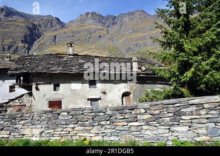 Ein wahres Juwel der Haute Maurienne Bessans ist ein traditionelles Bergdorf um ihre Kirche herum Stockfoto