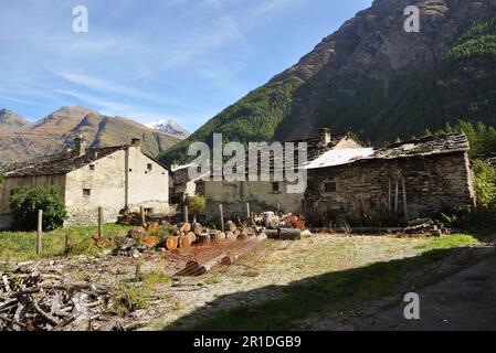 Ein wahres Juwel der Haute Maurienne Bessans ist ein traditionelles Bergdorf um ihre Kirche herum Stockfoto