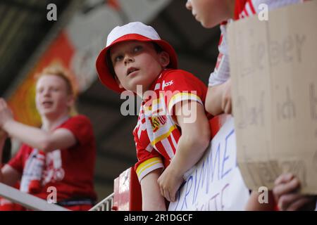 Berlin, Deutschland. 13. Mai 2023. Fans der Union Berlin feiern ihren Sieg am 13. Mai 2023 in einem der alten Forsterei in Berlin. Während des Spiels zwischen 1 Uhr. FC Union Berlin gegen SC Freiburg, Runde 32, Bundesliga. ( Kredit: Iñaki Esnaola/Alamy Live News Stockfoto