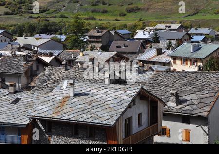 Ein wahres Juwel der Haute Maurienne Bessans ist ein traditionelles Bergdorf um ihre Kirche herum Stockfoto