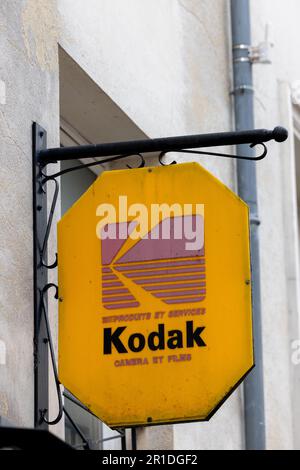 Kodak-Werbeschild über einer Schaufensterfront in Paris, das das unverwechselbare gelb-rote Design der Marke zeigt. Stockfoto