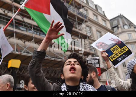 13. Mai 2023, London, England, Vereinigtes Königreich: Demonstranten marschieren zur Unterstützung Palästinas im Zentrum Londons. Die Palästinenser begehen den 75. Jahrestag des Nakba-Tages, auch bekannt als die palästinensische Katastrophe, die 1948 die Zerstörung der palästinensischen Gesellschaft sowie die fortdauernde Vertreibung vieler Palästinenser aus ihrer Heimat beinhaltete. (Kreditbild: © Thomas Krych/ZUMA Press Wire) NUR REDAKTIONELLE VERWENDUNG! Nicht für den kommerziellen GEBRAUCH! Stockfoto