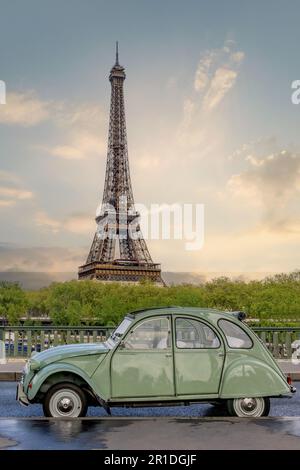 Eiffelturm eingerahmt von den Stahlpfeilern der Bir-Hakeim-Brücke, mit einem klassischen Citroën, der eine stimmige Pariser Straßenszene schafft. Stockfoto