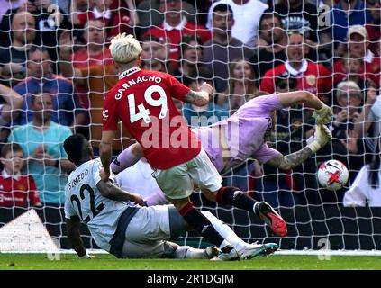 Alejandro Garnacho von Manchester United erzielt während des Premier League-Spiels in Old Trafford, Manchester, das zweite Tor seiner Mannschaft. Foto: Samstag, 13. Mai 2023. Stockfoto