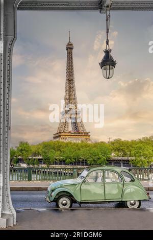 Eiffelturm eingerahmt von den Stahlpfeilern der Bir-Hakeim-Brücke, mit einem klassischen Citroën, der eine stimmige Pariser Straßenszene schafft. Stockfoto