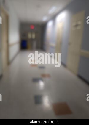 Leerer Korridor bei verschwommenem Clinica-Hintergrund. Krankenhausflur, verschwommener Hintergrund Stockfoto