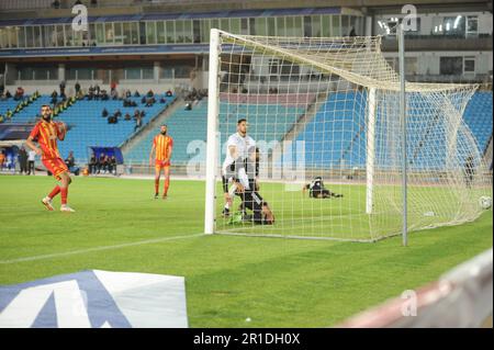 Rades, Tunis, Tunesien. 12. Mai 2023. Aktion des dritten Tors von al Ahly unterzeichnet von Mahmoud Soliman. AL Ahly gewann 0-3 die erste Etappe seiner Doppelkonfrontation im Halbfinale der CAF Champions League gegen es Tunis (EST). Im Stade de RadÂs nach einer Klammer von Südafrikas Percy Tau und einem Tor vom „Ägyptischen Mahmoud Soliman“. (Kreditbild: © Chohei Mahjoub/ZUMA Press Wire) NUR REDAKTIONELLE VERWENDUNG! Nicht für den kommerziellen GEBRAUCH! Stockfoto