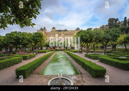 Pedro Luis Alonso Gärten mit dem Rathaus von Malaga - Malaga, Andalusien, Spanien Stockfoto