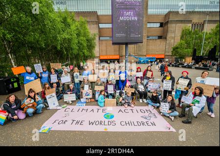 London, Großbritannien. 13. Mai 2023. Extinction Rebellion, XR Families and Health, versammeln Sie sich außerhalb der Tate Modern, um Klimaschutzmaßnahmen für die Weltenkinder zu fordern. Kredit: Guy Bell/Alamy Live News Stockfoto