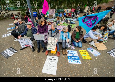 London, Großbritannien. 13. Mai 2023. Extinction Rebellion, XR Families and Health, versammeln Sie sich außerhalb der Tate Modern, um Klimaschutzmaßnahmen für die Weltenkinder zu fordern. Kredit: Guy Bell/Alamy Live News Stockfoto