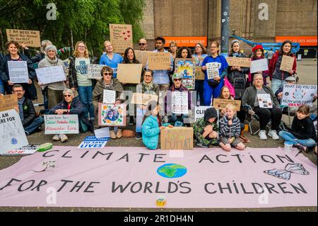 London, Großbritannien. 13. Mai 2023. Extinction Rebellion, XR Families and Health, versammeln Sie sich außerhalb der Tate Modern, um Klimaschutzmaßnahmen für die Weltenkinder zu fordern. Kredit: Guy Bell/Alamy Live News Stockfoto