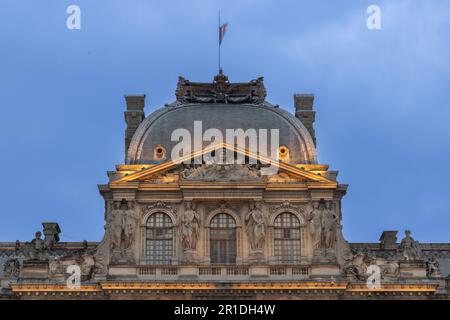 Pavillon Sully im Louvre-Museum in Paris mit kunstvoller Steinarchitektur im historischen Cour Carrée. Stockfoto