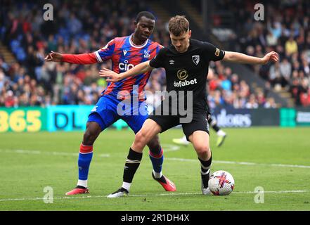 Tyrick Mitchell von Crystal Palace (links) und David Brooks von Bournemouth kämpfen während des Premier League-Spiels im Selhurst Park, London, um den Ball. Foto: Samstag, 13. Mai 2023. Stockfoto