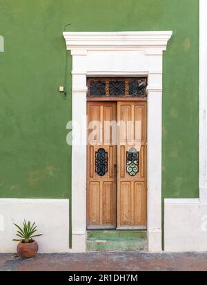 Fassade im mexikanischen Kolonialstil in Campeche, Campeche State, Yucatan Peninsula, Mexiko. Stockfoto