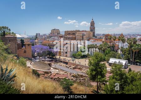 Blick aus der Vogelperspektive auf Malaga mit Ruinen des römischen Theaters und der Kathedrale von Malaga - Malaga, Andalusien, Spanien Stockfoto