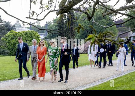 Prinz Gabriel, König Philippe - Filip von Belgien, Prinzessin Eleonore, Königin Mathilde von Belgien und Prinz Emmanuel, gemalt während der Gartenparty im Königsschloss Laeken/Laken, Brüssel, Samstag, den 13. Mai 2023. Der König und die Königin luden 600 Belgier zu einem Spaziergang entlang verschiedener künstlerischer Haltestellen durch den Royal Park und die königlichen Gewächshäuser ein, um die zehn Jahre der Herrschaft des Königs zu feiern. BELGA FOTO HATIM KAGHAT Stockfoto