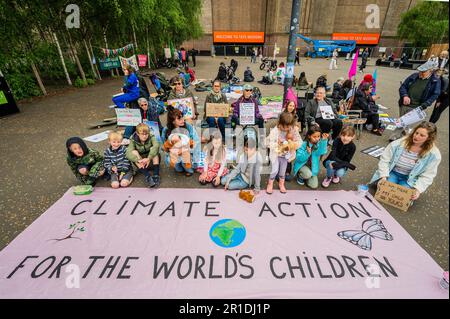 London, Großbritannien. 13. Mai 2023. Extinction Rebellion, XR Families and Health, versammeln Sie sich außerhalb der Tate Modern, um Klimaschutzmaßnahmen für die Weltenkinder zu fordern. Kredit: Guy Bell/Alamy Live News Stockfoto