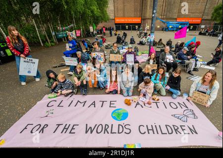 London, Großbritannien. 13. Mai 2023. Extinction Rebellion, XR Families and Health, versammeln Sie sich außerhalb der Tate Modern, um Klimaschutzmaßnahmen für die Weltenkinder zu fordern. Kredit: Guy Bell/Alamy Live News Stockfoto