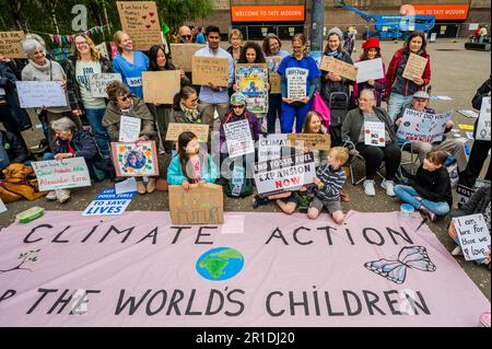 London, Großbritannien. 13. Mai 2023. Extinction Rebellion, XR Families and Health, versammeln Sie sich außerhalb der Tate Modern, um Klimaschutzmaßnahmen für die Weltenkinder zu fordern. Kredit: Guy Bell/Alamy Live News Stockfoto