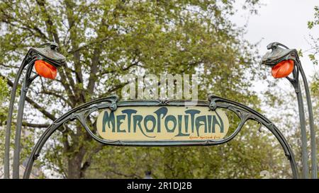 Paris, Frankreich, Eingang zur U-Bahn-Station Abbesses in der Nähe von Montmartre. Klassischer U-Bahn-Eingang, entworfen von Hector Guimard Stockfoto
