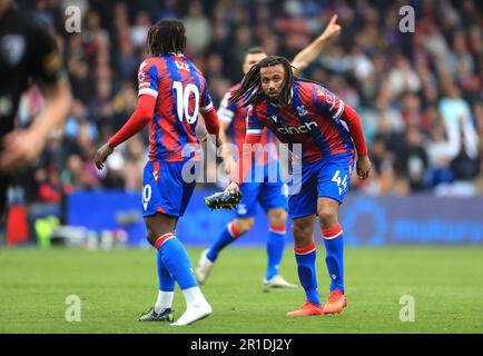 Der Jairo Riedewald von Crystal Palace (rechts) bringt den Schuh von Teamkollege Eberechi Eze während des Premier League-Spiels im Selhurst Park, London, zurück. Foto: Samstag, 13. Mai 2023. Stockfoto