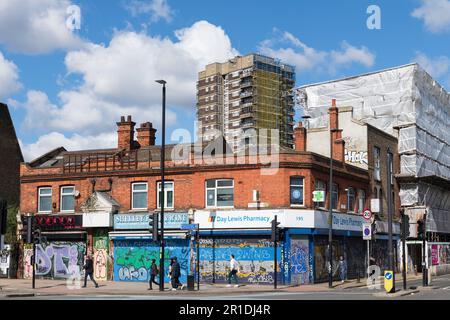 Eine Reihe geschlossener Geschäfte mit Graffiti-Fensterläden, Whitechapel Road, Whitechapel, London, Großbritannien. 7. April 2023 Stockfoto