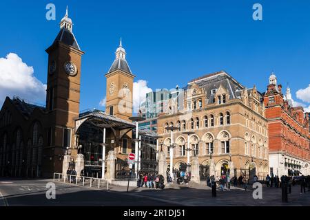 Der Eingang zur Liverpool Street, Liverpool Street Railway Station, London, Großbritannien. 7. April 2023 Stockfoto