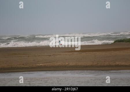 Dhaka, Dhaka, Bangladesch. 13. Mai 2023. Der Seehafen in Cox's Bazar und Shahpori Island wurde gebeten, das Warnsignal (Great Danger Signal) anzuheben. 10 der Zyklon Mocha hat sich zu einem extrem schweren Zyklonsturm über der östlichen Zentralbucht von Bengal verschärft.nach Angaben des indischen Wetteramtes wird der Zyklon Mocha am 14. Mai an der Grenze Bangladesch-Myanmar landen. Kredit: ZUMA Press, Inc./Alamy Live News Stockfoto