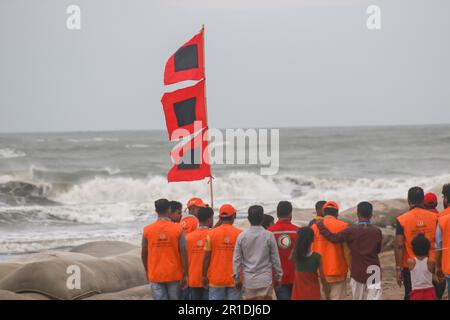 Dhaka, Dhaka, Bangladesch. 13. Mai 2023. Der Seehafen in Cox's Bazar und Shahpori Island wurde gebeten, das Warnsignal (Great Danger Signal) anzuheben. 10 der Zyklon Mocha hat sich zu einem extrem schweren Zyklonsturm über der östlichen Zentralbucht von Bengal verschärft.nach Angaben des indischen Wetteramtes wird der Zyklon Mocha am 14. Mai an der Grenze Bangladesch-Myanmar landen. Kredit: ZUMA Press, Inc./Alamy Live News Stockfoto