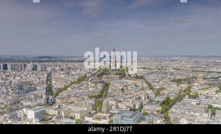 Luftbild von Paris, Frankreich, das die dichte Architektur, historische Dächer, Boulevards und berühmte städtische Wahrzeichen der Stadt zeigt Stockfoto