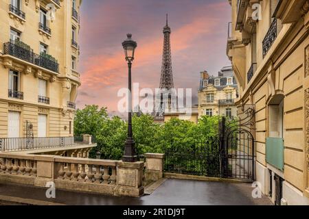 Paris und der Eiffelturm vom Zentrum von Paris aus gesehen. Beliebtes Touristenziel. Stockfoto