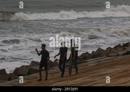 Dhaka, Dhaka, Bangladesch. 13. Mai 2023. Der Seehafen in Cox's Bazar und Shahpori Island wurde gebeten, das Warnsignal (Great Danger Signal) anzuheben. 10 der Zyklon Mocha hat sich zu einem extrem schweren Zyklonsturm über der östlichen Zentralbucht von Bengal verschärft.nach Angaben des indischen Wetteramtes wird der Zyklon Mocha am 14. Mai an der Grenze Bangladesch-Myanmar landen. Kredit: ZUMA Press, Inc./Alamy Live News Stockfoto